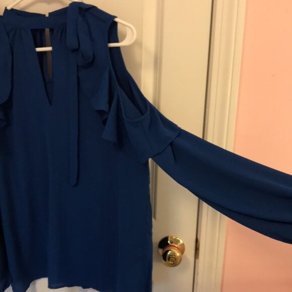 LOFT Cold Shoulder Top Size Medium - Picture 4 of 4